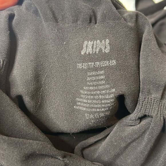 SKIMS sculpting bodysuit in onyx thong - Picture 4 of 6